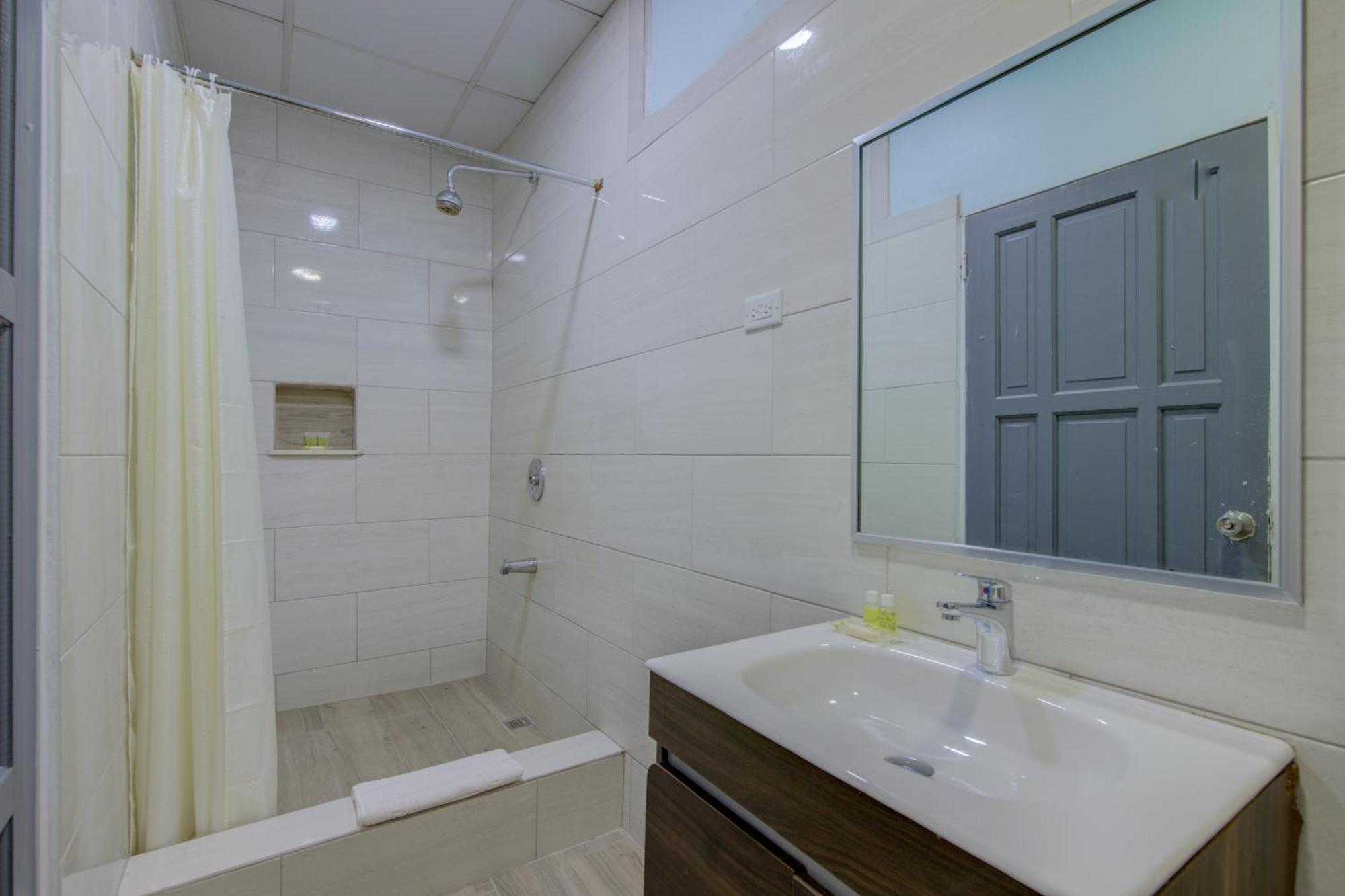 Airport Suites Hotel Piarco Exterior foto